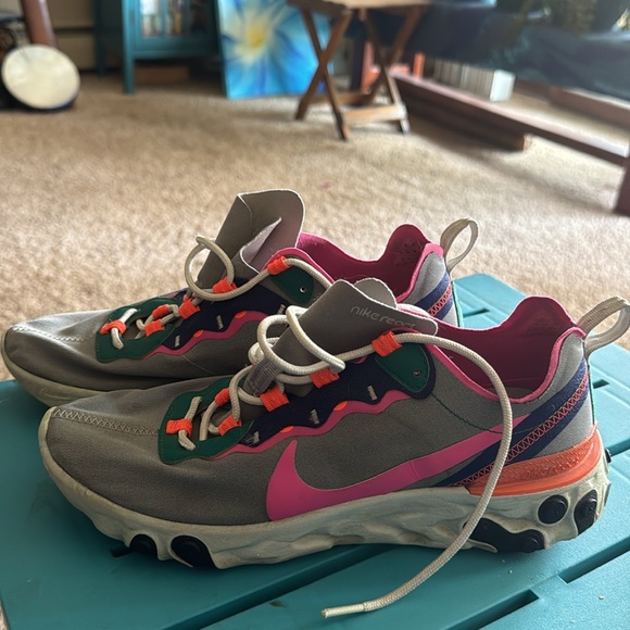 Pair of size 9 Nikereact - Picture 1 of 7